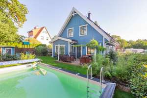 Lüftungsanlage, Wärmepumpe, Einbauküche: Energieeffizientes Schwedenstil-Einfamilienhaus Fredersdorf
