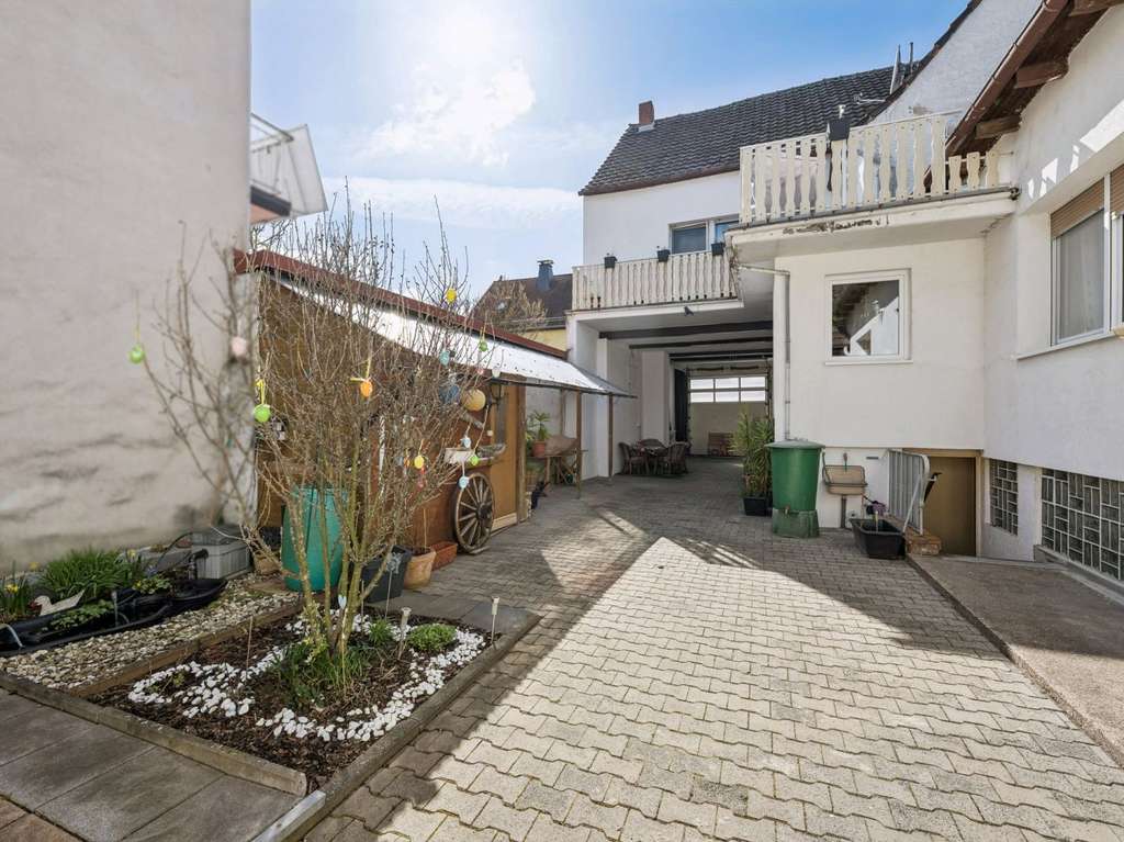 Immobilie in Schöneck - Zweifamilienhaus mit Einliegerwohnung, Garten und Ausbaupotenzial in ruhiger Lage in Schöneck - Bild 1