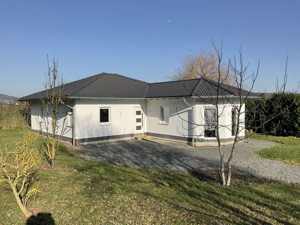 Immobilie in Weimar (Lahn) - Neuwertiger Bungalow mit Gartenfreiraum & moderner Wohnatmosphäre! - Bild 0