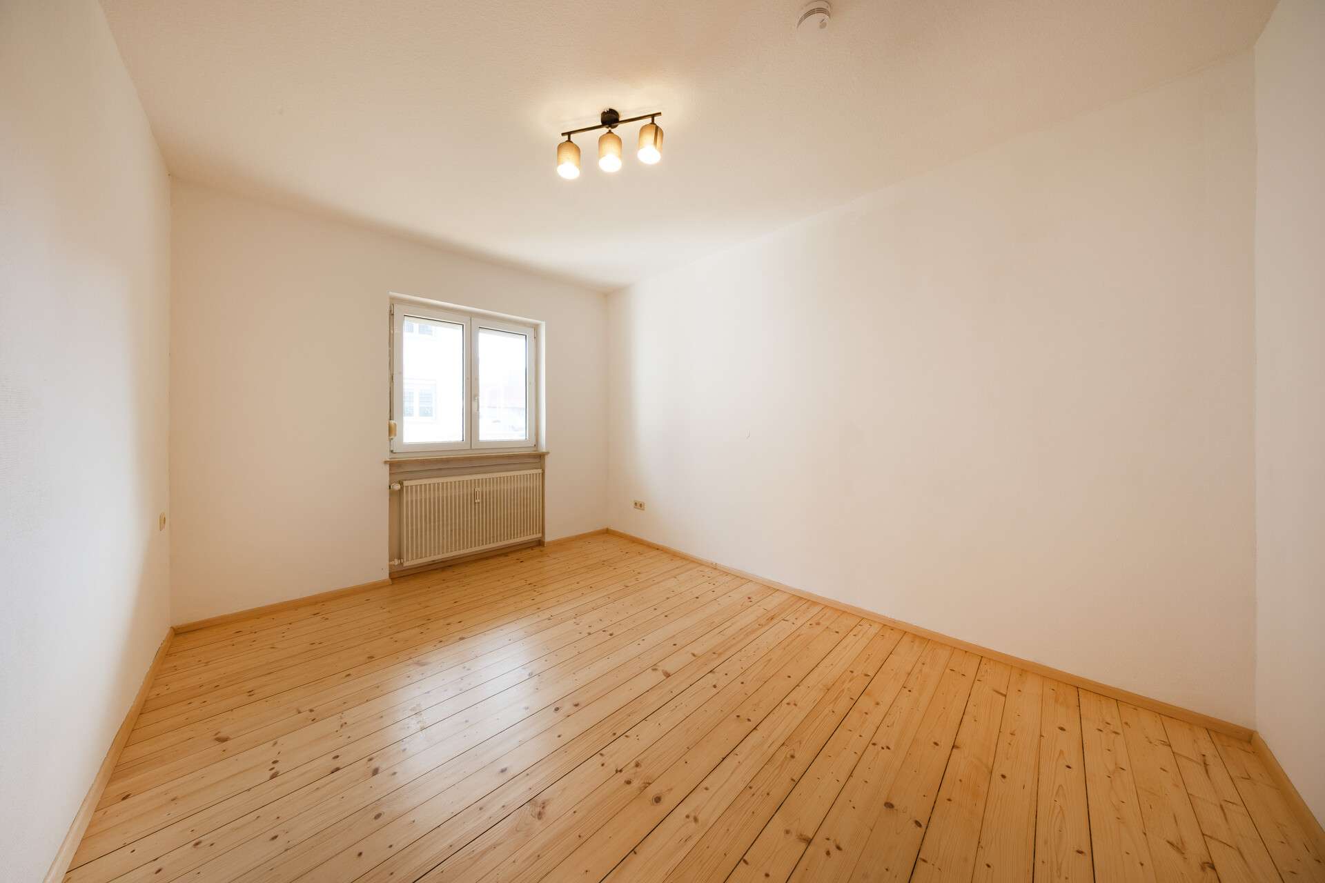 Immobilie in Aulendorf - Sofort bezugsfrei!
Großzügiges Zweifamilienhaus mit Potenzial in attraktiver Lage von Aulendorf - Bild 9