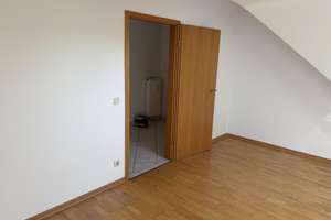 3 Zimmer Dachgeschosswohnung mit Sonnenterrasse und Balkon – Allacher Strasse 6, 85757 Karlsfeld – Vorschaubild 5