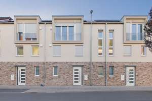 Hochwertiges Stadthaus im KfW-40-Plus-Standard in zentraler Lage von Nieder-Olm – Die vollständige Adresse der Immobilie erhältst du vom Anbieter., 55268 Nieder-Olm – Vorschaubild 1