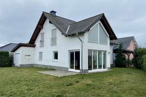 Neuwertiges (teil-)möbliertes 5-Zimmer-Einfamilienhaus mit EBK in Gusterath, bei Trier – Johann-Berens-Straße 29, 54317 Gusterath – Vorschaubild 1