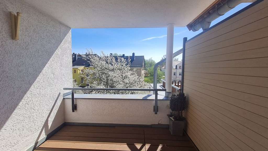 Immobilie in Limbach-Oberfrohna - Frühjahrsangebot ... sonnige DG-Wohnung mit Balkon, EBK u. TG! - Bild 4