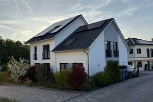 Moderne DHH in Eppstein: KfW-40-Plus, EBK, PV & Wärmepumpe, Wallbox vorbereitet – Auf dem Bienroth 18, 65817 Eppstein – Vorschaubild 2