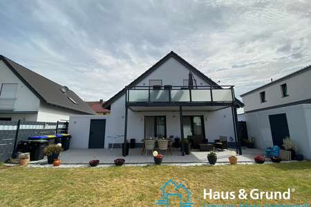 *** helle u. schöne 3-Zimmer Wohnung mit Garten und großer Garage ***