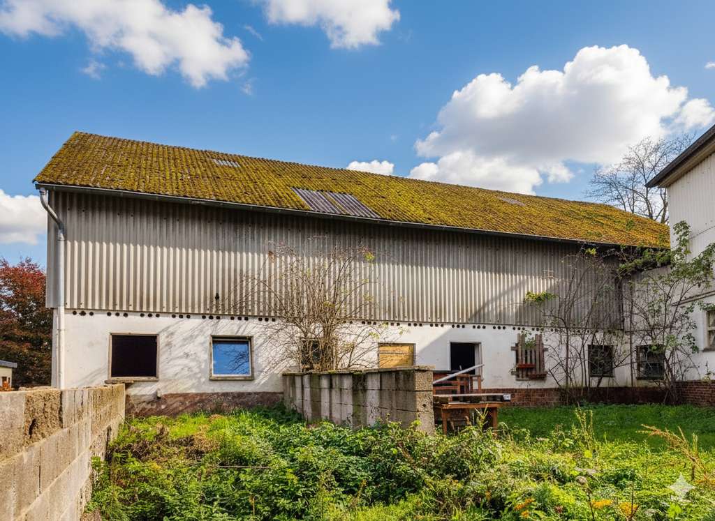 Immobilie in Michelbach - Ehemaliges Bauernhaus mit Scheune und Stall nahe Altenkirchen. 25.000 m² Weideland möglich! - Bild 1