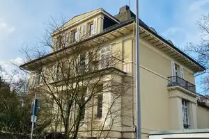Hellle Dachgeschosswohnung in großzügiger Villa