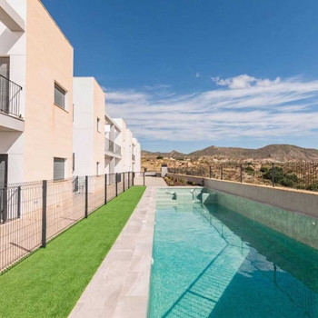 Reformierte Erdgeschosswohnung mit Pool, Terrasse und privatem Solarium gegenüber dem Leana Spa in F