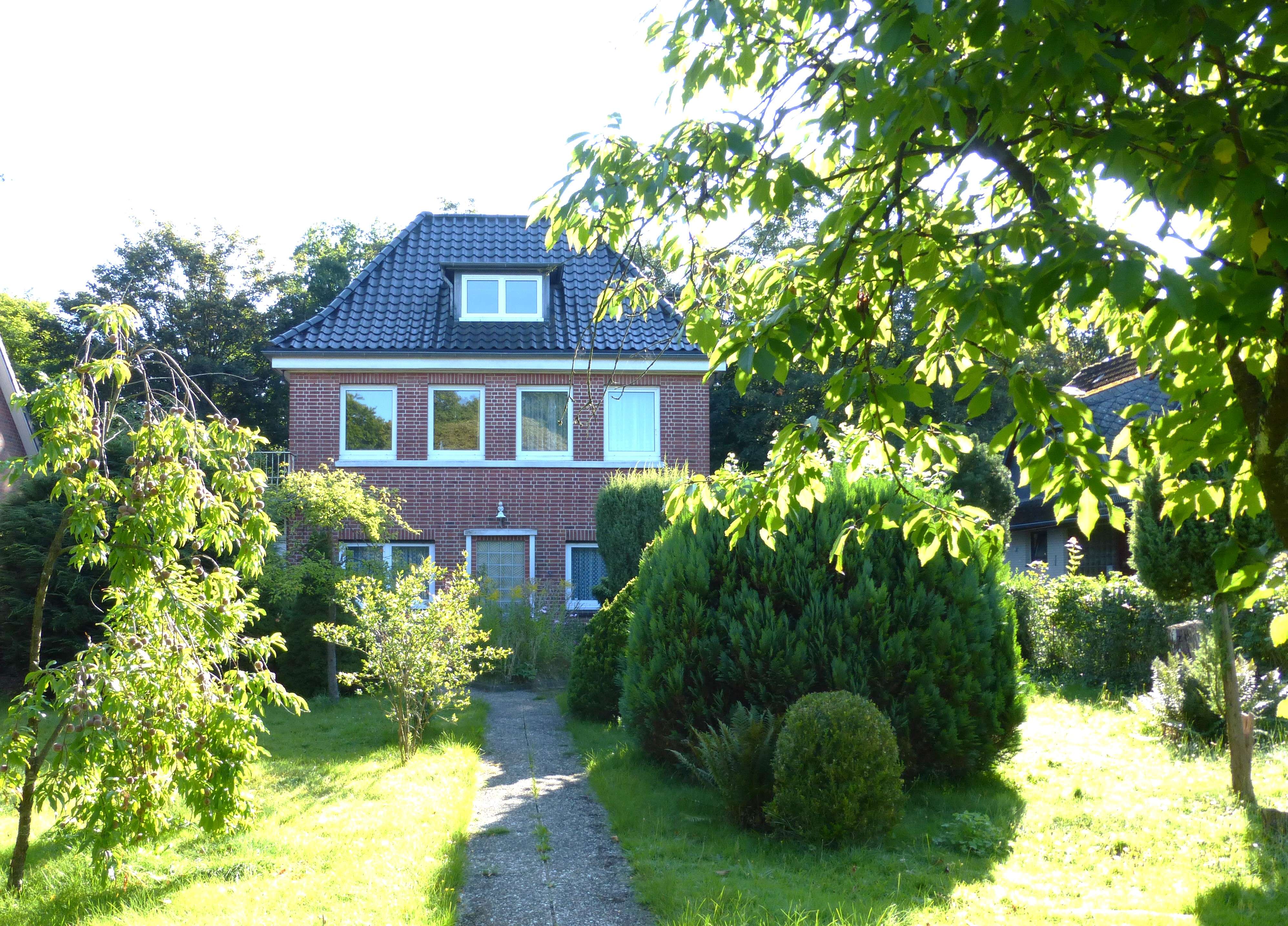 Kleine "Kaffeemühle" mit Modernisierungspotential auf großem Grundstück in Volksdorf. MFH-Bauplat..., Hamburg – Bild 1