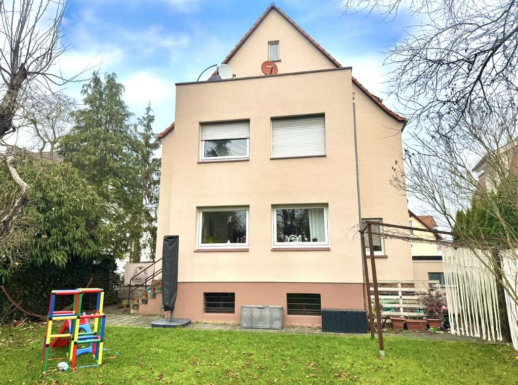 Immobilie in Hanau - Hanau-Rosenau: 5-Zimmer Wohnung in beliebter Lage und charmantem Dreifamilienhaus - Bild 1