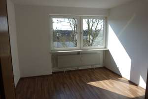Helle 3 Zimmer Wohnung in München, unmittelbare Nähe zum Lerchenauersee *provisionsfrei* – Paula-Breitenbach Weg 11, 80995 Lerchenau-West, München – Vorschaubild 4