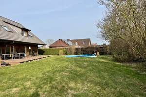 Exklusives Holz-Einfamilienhaus mit großzügiger Terrasse, traumhaftem Garten und Pool in bester Lage – Die vollständige Adresse der Immobilie erhältst du vom Anbieter., 25541 Brunsbüttel – Vorschaubild 3