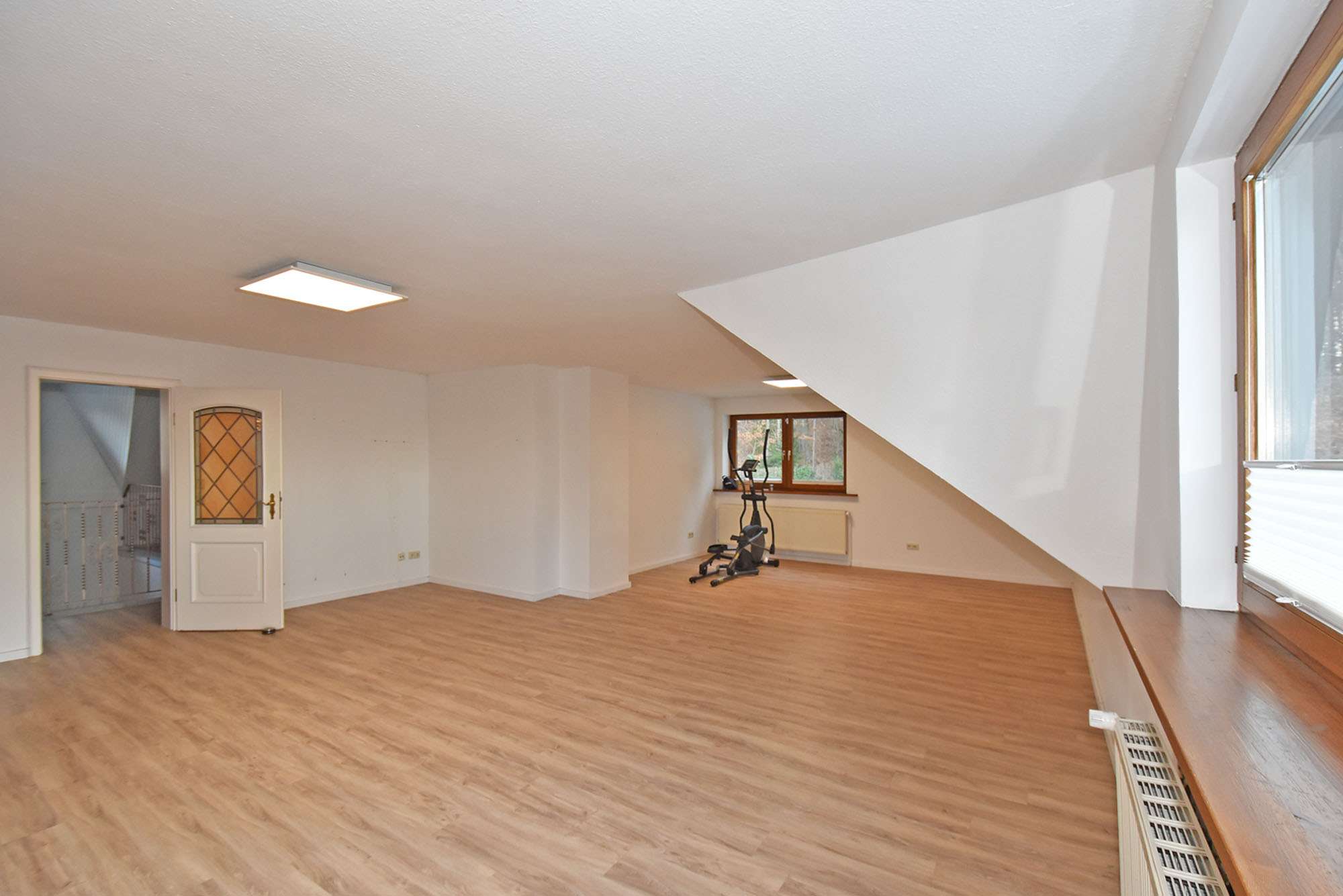 Immobilie in Aumühle - Naturnahes Raumwunder mit vielen Optionen:  Gepflegtes EFH mit Teilkeller und Doppelgarage - Bild 11