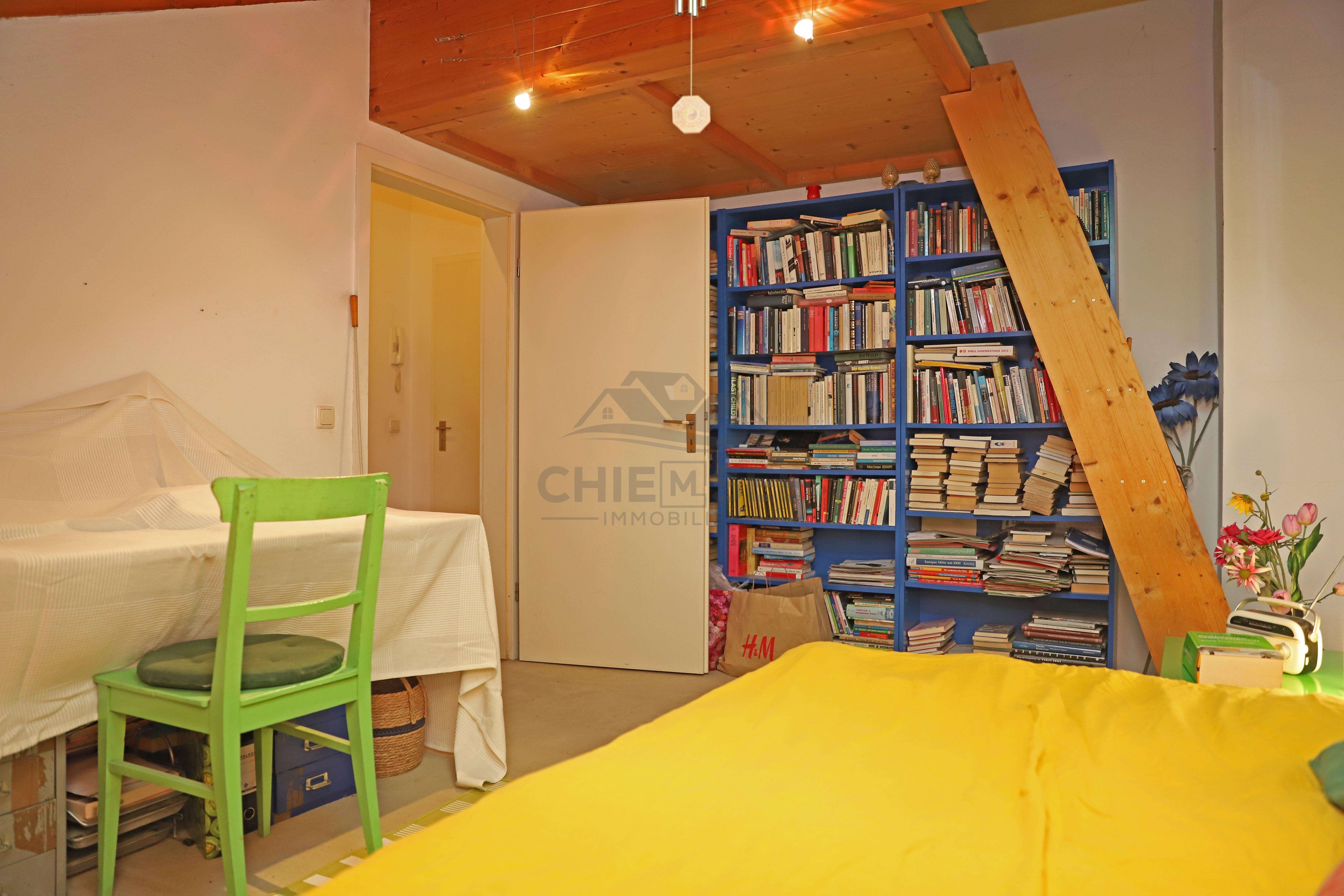 Immobilie in Übersee - Charmante Dachgeschosswohnung mit 3 Zimmern im schönen Zentrum von Übersee - Bild 2