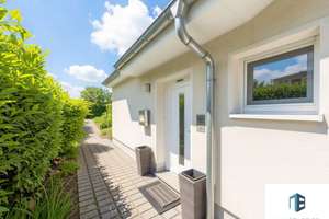 Moderner Bungalow in Feldrandlage von Bad Kreuznach mit Garten, Terrasse, PV-Anlage und Doppelgarage – Die vollständige Adresse der Immobilie erhältst du vom Anbieter., 55545 Bad Kreuznach – Vorschaubild 1