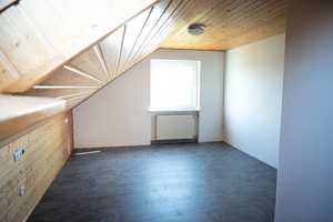 Frisch renovierte Dachwohnung mit offenem Layout im 2. OG – Maienbergstraße 24, 86424 Augsburg (Kreis) – Vorschaubild 7