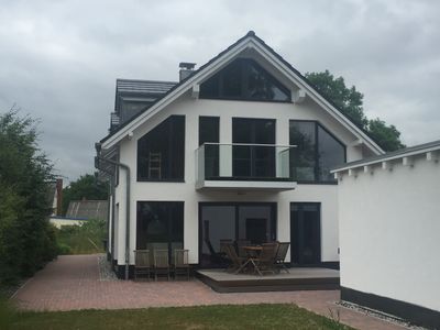 Grosszügiges Einfamilienhaus mit Doppelgarage und weiterem Baugrundstück