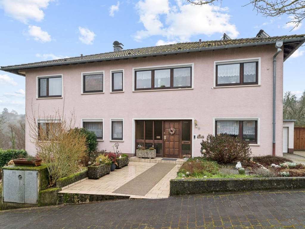 Immobilie in Kastel-Staadt - Raum für Generationen: Ihr teilmodernisiertes Zweifamilienhaus mit PV-Anlage in Kastel-Staadt - Bild 0