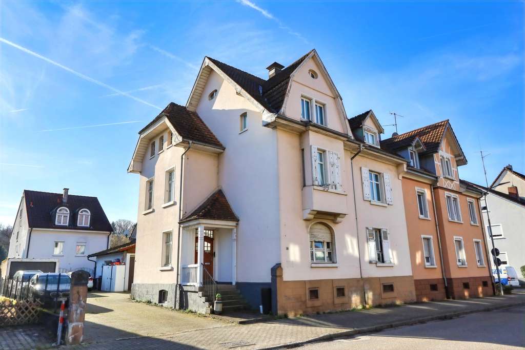 Immobilie in Schopfheim - Attraktives, voll vermietetes 3-Familienhaus mit Garage & Stellplätzen - Bild 0