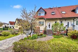Gepflegtes Reihenendhaus mit Kamin und hübschem Grundstück in ruhiger Wohnlage von Arnsdorf – Die vollständige Adresse der Immobilie erhältst du vom Anbieter., 1477 Arnsdorf – Vorschaubild 1