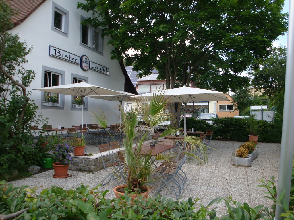 Haus, mit gutgehende Sportsbar, Bistro, mit Wohnung und Parkplätze in