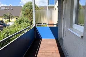 Frisch renoviert mit großem Balkon in grüner Toplage