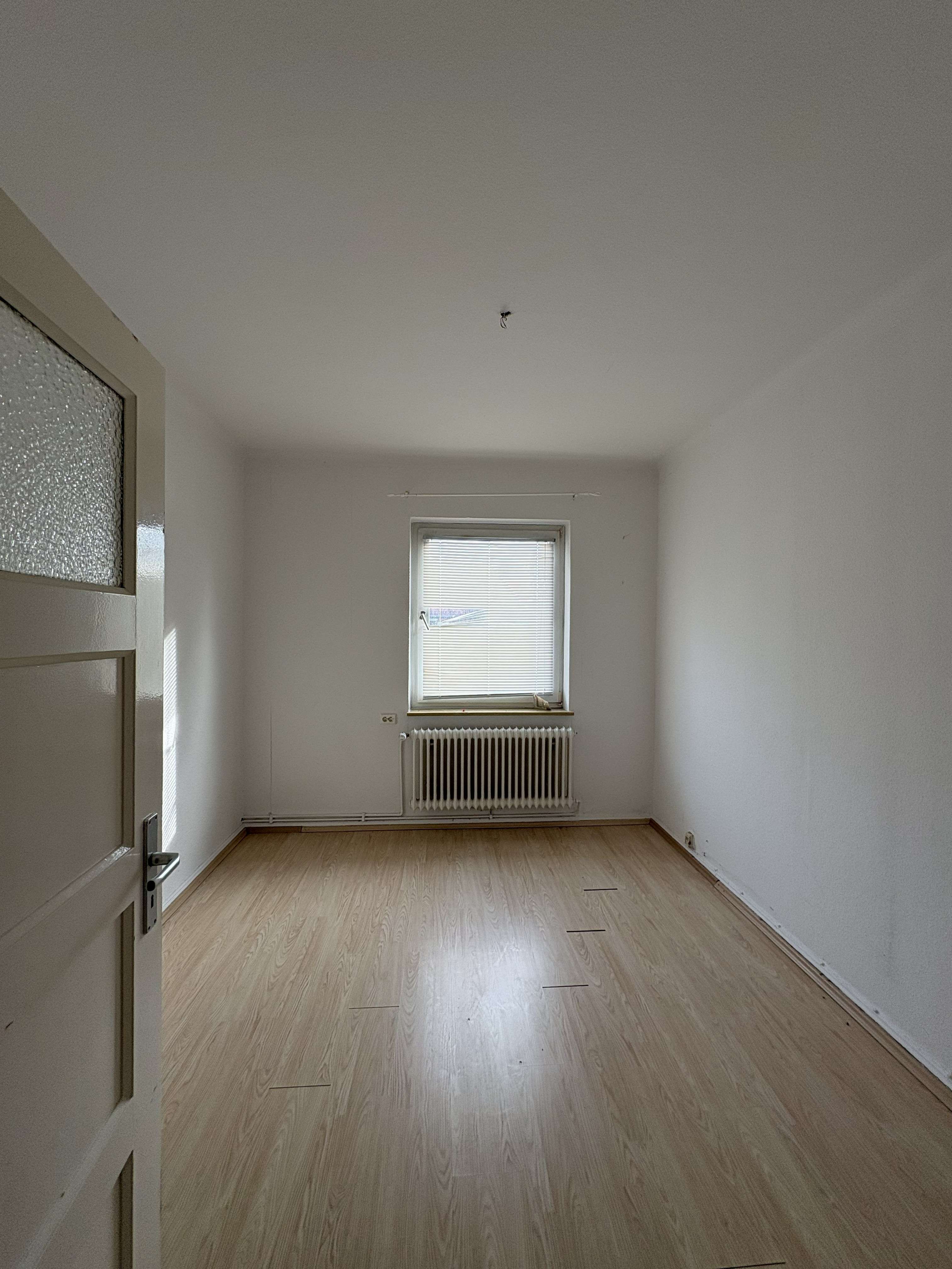 Sanierungsbedürftige 2-Zimmer-Wohnung in guter Lage, Wilhelmshaven – Bild 2