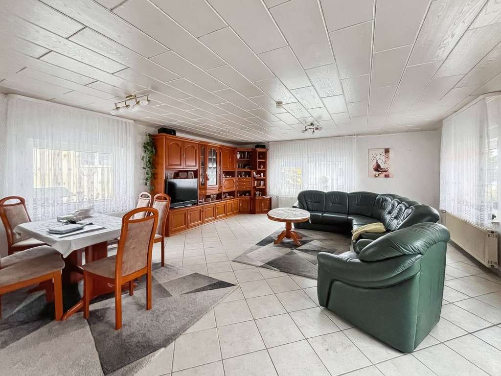 Immobilie in Kabelsketal - Attraktives Zweifamilienhaus mit Potenzial für junge Familien zum Wohlfühlen in Kabelsketal - Bild 3