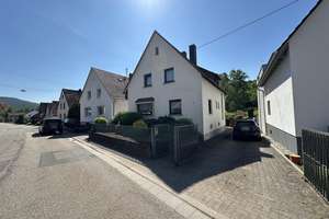 Solides und gepflegtes Einfamilienhaus mit Hof, Garten und 2 Garagen – Die vollständige Adresse der Immobilie erhältst du vom Anbieter., 76857 Silz – Vorschaubild 1