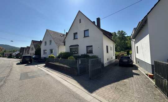 Solides und gepflegtes Einfamilienhaus mit Hof, Garten und 2 Garagen