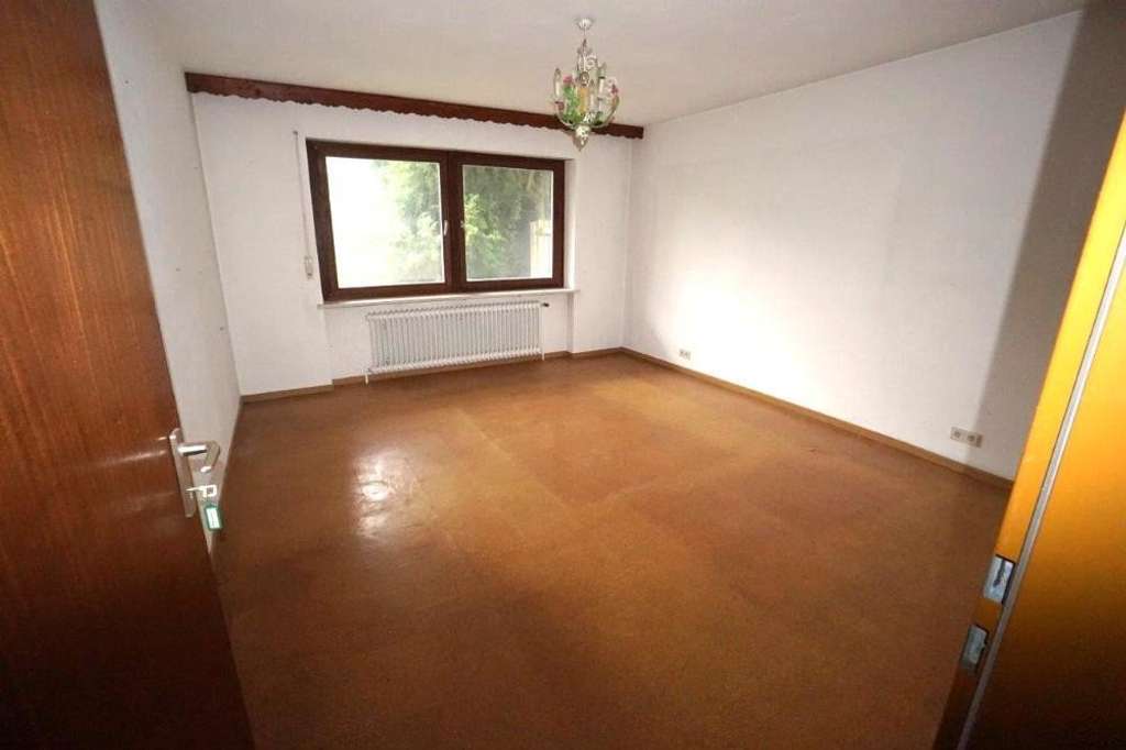 Immobilie in Aichach - Am Waldrand gelegenes Zweifamilienhaus - renovierungsbedürftig - Bild 2