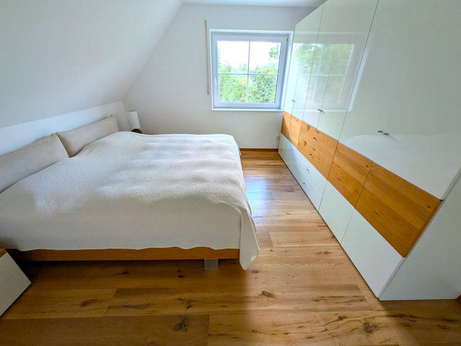 Ruhiges Schlafzimmer mit Platz