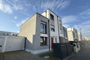 Luxuriöse Doppelhaushälfte mit fünf hellen Zimmern, einer Einbauküche und  in Nordenstadt, Wiesbaden – Blaumeisenweg 8, 65025 Nordenstadt, Wiesbaden – Vorschaubild 4