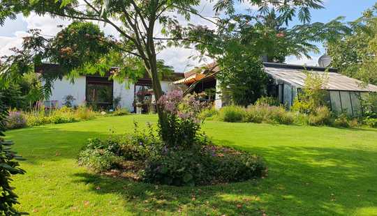 Bild von Gepflegter Bungalow mit Pool &Sauna auf parkartigem Grundstück