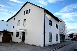 *Mitten im Zentrum*
Solides freistehendes Wohn- und Geschäftshaus mit Anbau, Garten und Garage – Altötting (Kreis) – Vorschaubild 1