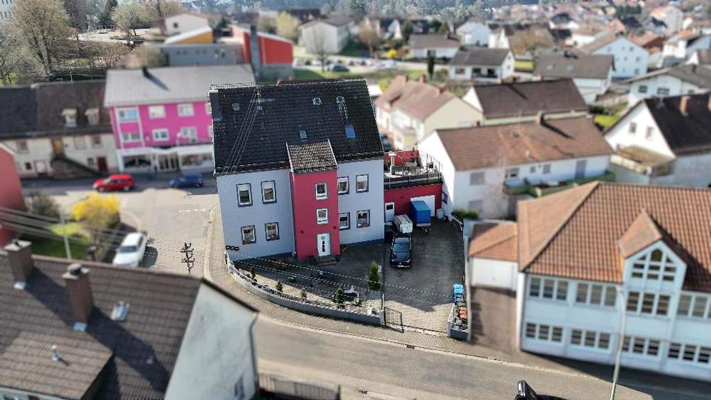 Immobilie in Lemberg - +++Großzügiges, lichtdurchflutetes 3-Familienhaus mit Südterrasse, Garage und Hof im Ortszentrum+++ - Bild 0
