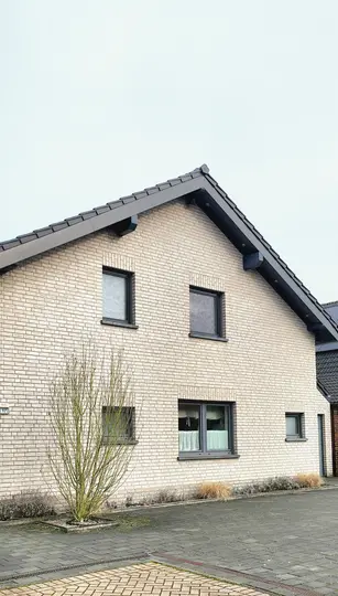 https://pictures.immobilienscout24.de/listings/4d63f08c-960f-40c3-8e9d-73f6449da3d7-1881236078.jpg/ORIG/resize/540x540%3E/format/webp/quality/73