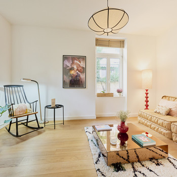 Haus im Haus: Sanierte Altbauwohnung mit großer Terrasse und Garage