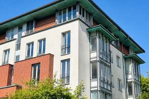 WESTEND: Stilvoll möblierte 3-Zimmer-Wohnung mit Balkon, Tiefgarage und Blick ins Grüne