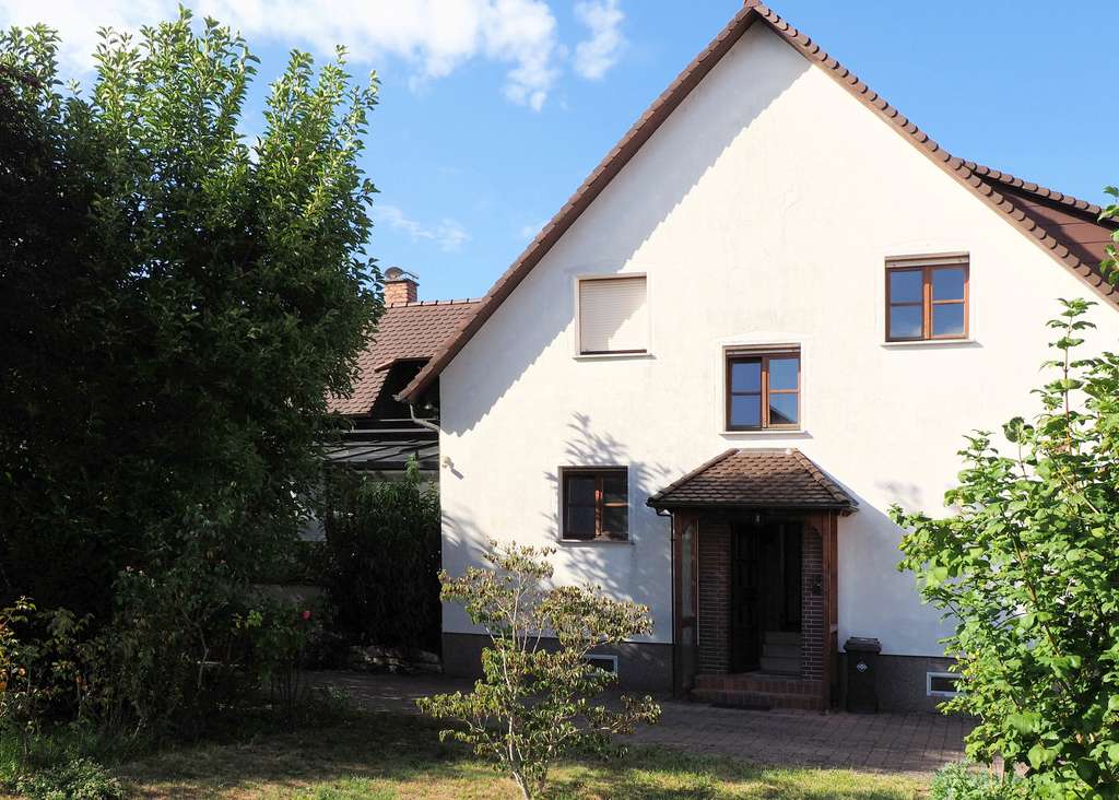 Immobilie in Linkenheim-Hochstetten - Stattliches Einfamilienhaus mit Scheune und sehr viel Platz - Bild 1