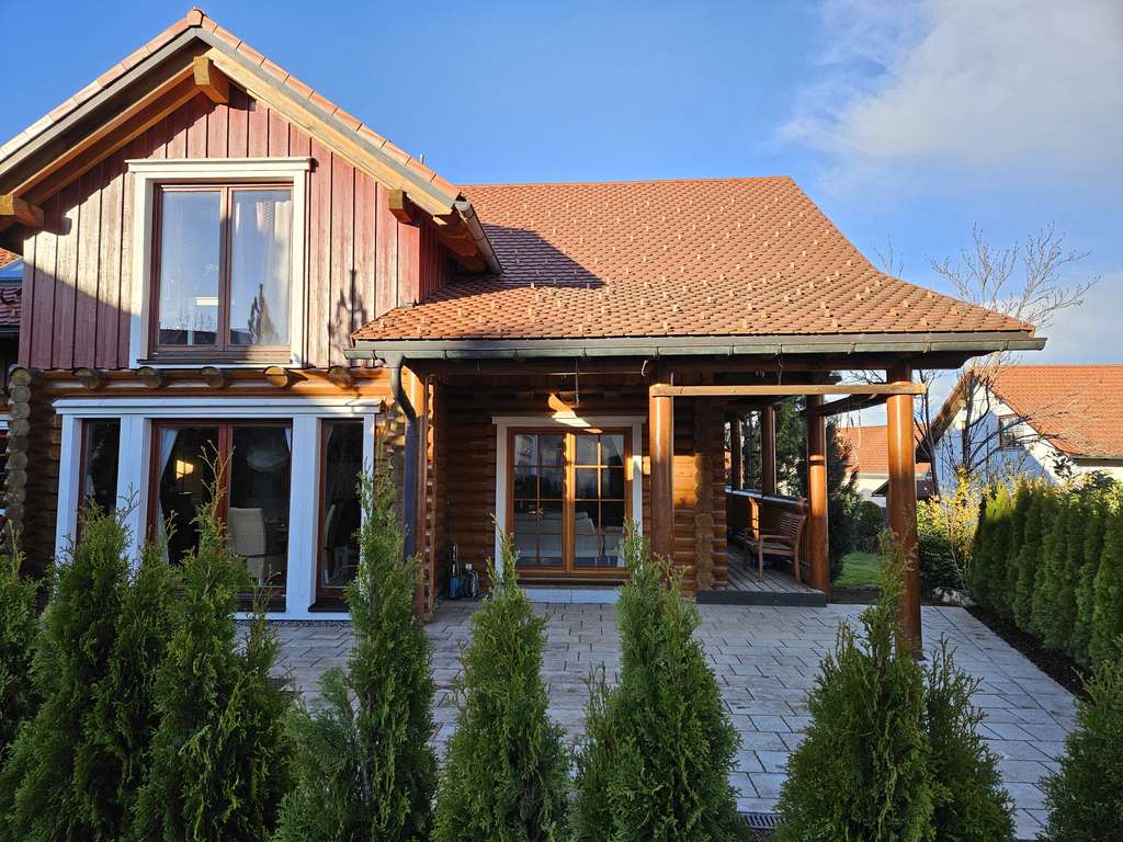 Immobilie in Oberreute - Rarität - massives Allgäuer Blockbohlenhaus unterkellert WF 234 qm 8 Räume ruhige Lage mit Büro-ELW - Bild 3