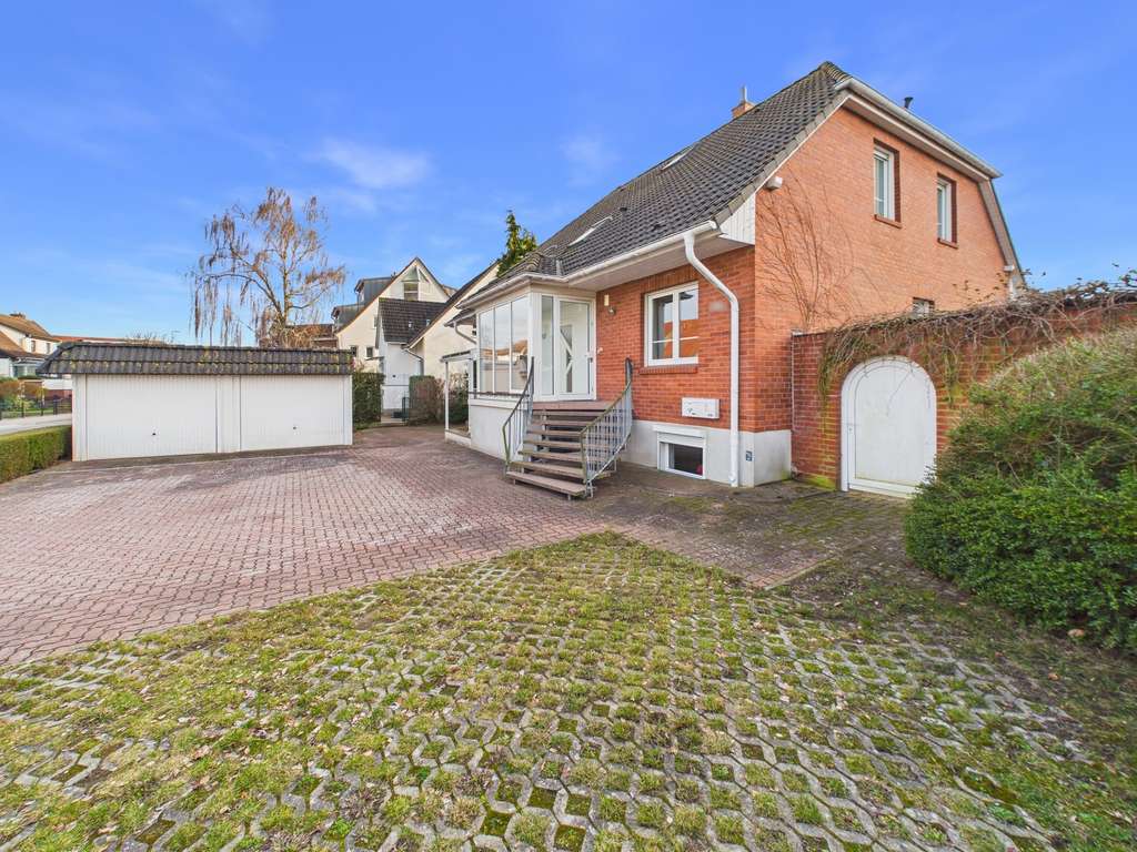 Immobilie in Wismar - Flexibles Zweifamilienhaus mit Doppelgarage und vielseitigem Untergeschoss - Bild 0