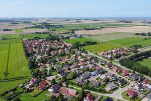 Geräumiges Ein-/Zweifamilienhaus in unmittelbarer Nähe zur Küste – Die vollständige Adresse der Immobilie erhältst du vom Anbieter., 26553 Dornum – Vorschaubild 1