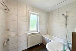 "Harmonische 3-Zimmer-Wohnung mit Balkon, Stellplatz, Gäste-WC und viel Stauraum" – Friedrichsgrüner Straße 11, 8112 Wilkau-Haßlau – Vorschaubild 9