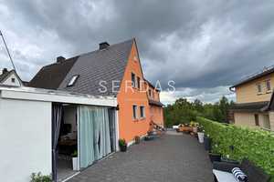 Charmante Doppelhaushälfte mit Einliegerwohnung, 4-Stellplatz-Garage und 859 m² Grundstück – Hof – Vorschaubild 17