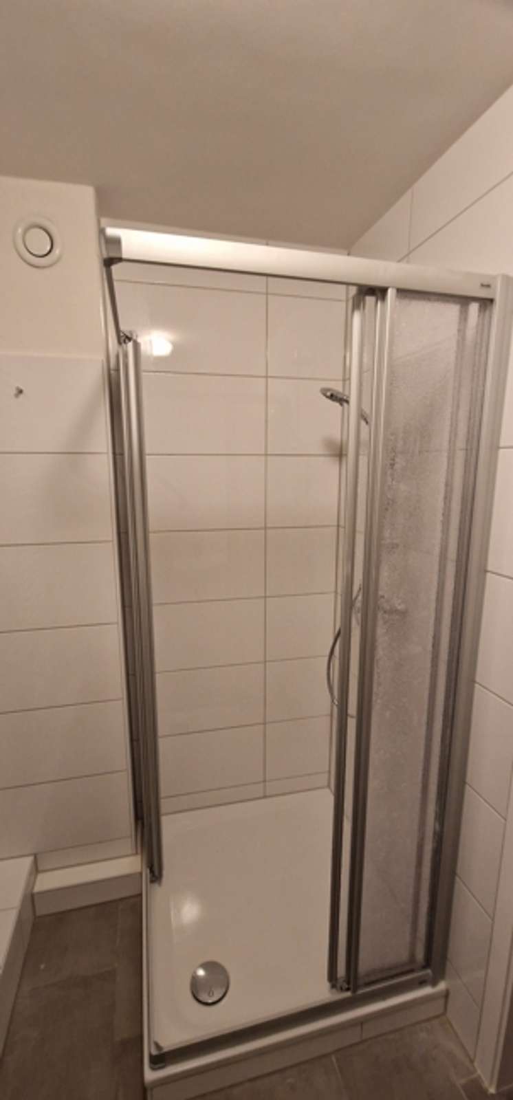 Attraktive 2-Zimmer-DG-Wohnung mit komplett saniertem Duschbad und Außenstellplatz (optional)