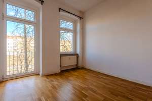 Provisionsfrei! Renovierte Altbauwohnung mit freiem Blick nahe dem Tempelhofer Feld.