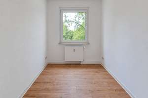 IHR ERSTBEZUG IN IDYLLISCHER LAGE | Traumhafte 4-Raum-Wohnung mit Süd-Balkon und Tageslichtbad – 4567 Kitzscher – Vorschaubild 7