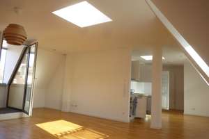 Zentral. modern. EBK. Bad mit Wanne u. Dusche, Kehrwochenservice. Loggia, TG-Platz